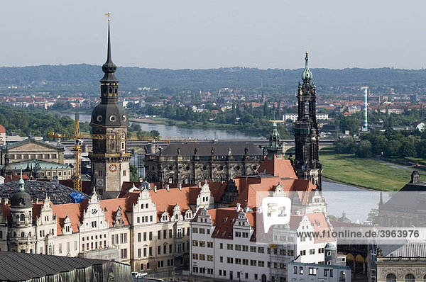 Blick auf Residenzschloss und Kathedrale  Hofkirche  und Elbe  Dresden  Sachsen  Deutschland
