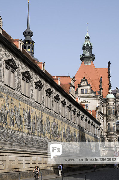 Wandbild Fürstenzug an der Fassade des zum Stallhof gehörenden Langen Ganges an der Augustusstraße  dahinter der Georgenbau  Dresden  Sachsen  Deutschland