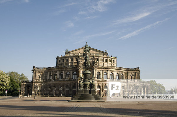 Theaterplatz mit Semperoper  Dresden  Sachsen  Deutschland
