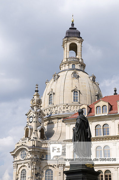 Altstadt  Neumarkt  Standbild des Königs Friedrich August II. von Sachsen  von Ernst Julius Hähnel  Frauenkirche  Dresden  Sachsen  Deutschland
