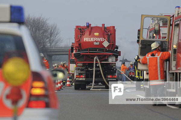 Tankfahrzeug der Feuerwehr zur Löschwasserversorgung auf der Autobahn nach Unfall auf der A 81 zwischen AS Zuffenhausen und Feuerbach  Korntal-Münchingen  Baden-Württemberg  Deutschland  Europa