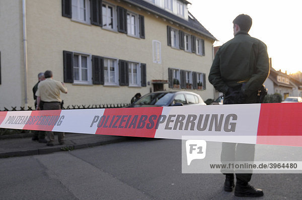 Polizeiabsperrung vor Wohnhaus  Familiendrama  4 Tote  in Eislingen  bei Göppingen  Baden-Württemberg  Deutschland  Europa