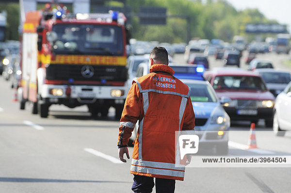Verkehrsunfall mit 6 beteiligten Fahrzeugen  Vollsperrung der A 8 kurz vor dem Dreieck Leonberg  Baden-Württemberg  Deutschland  Europa
