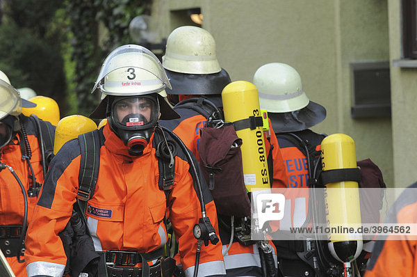 Feuerwehreinsatz aufgrund eines Zimmerbrandes  Ostfildern  Baden-Württemberg  Deutschland  Europa