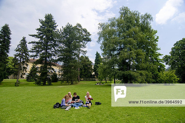 Studenten an der Universität Hohenheim im Schloss-Park Hohenheim  Baden-Württemberg  Deutschland  Europa