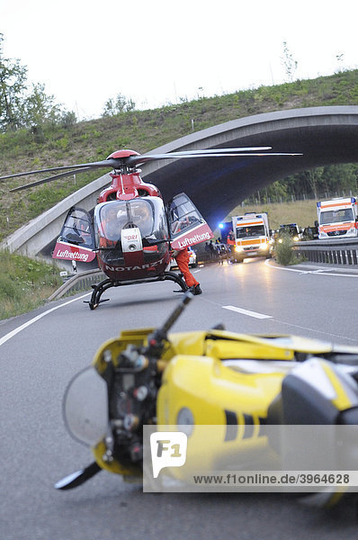 Rettungshubschrauber im Einsatz bei einem schweren Motorrad-Unfall auf der Bundesstraße B 295 zwischen Leonberg und Renningen  Baden-Württemberg  Deutschland  Europa