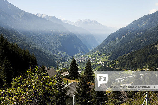 Blick auf das Tal unterhalb des Passes  San Bernardino  Kanton Tessin  Schweiz  Europa Kanton Tessin