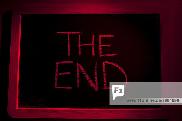 The End mit Kreide auf eine kleine Tafel geschrieben