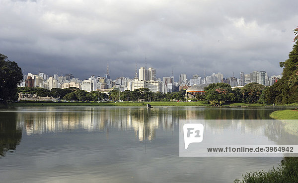 Blick vom Park Parque de Ibirapuera auf die Hochhäuser der Zona Sul  Sao Paulo  Brasilien  Südamerika