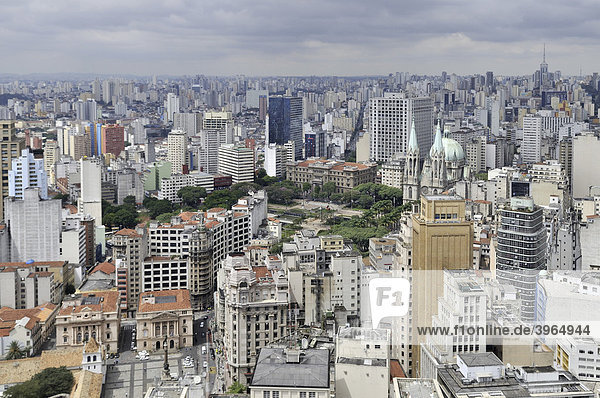 Luftaufnahme  Blick auf Kathedrale Cathedral da SÈ und Platz Praca da SÈ  Sao Paulo  Brasilien  Südamerika