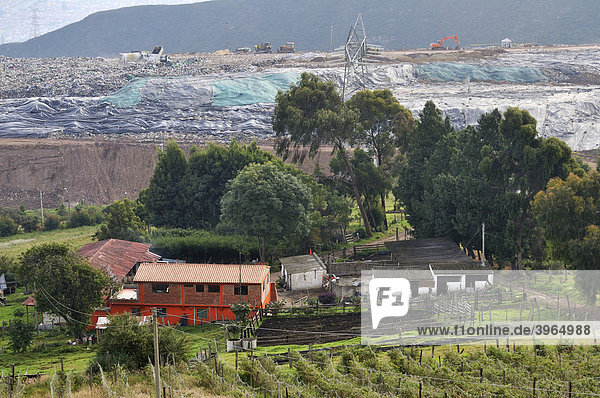 Müllhalde Relleno Sanitario Dona Juana hinter einem Bauernhof  Umweltverschmutzung  Bogota  Kolumbien  Südamerika