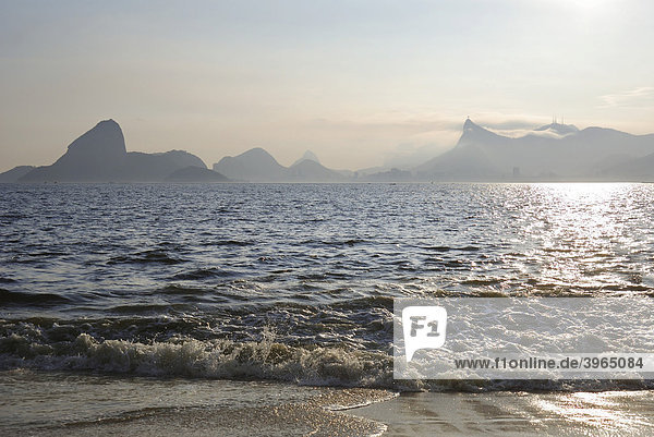 Blick auf den Zuckerhut und den Berg Corcovado  Niteroi  Rio de Janeiro  Brasilien  Südamerika