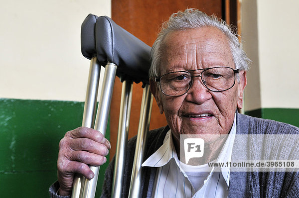Lepra-Patient mit Krücken  77 Jahre  wird in der ASOHAN betreut  einer Selbsthilfeorganisation von Lepra-Kranken  Bogota  Kolumbien  Südamerika