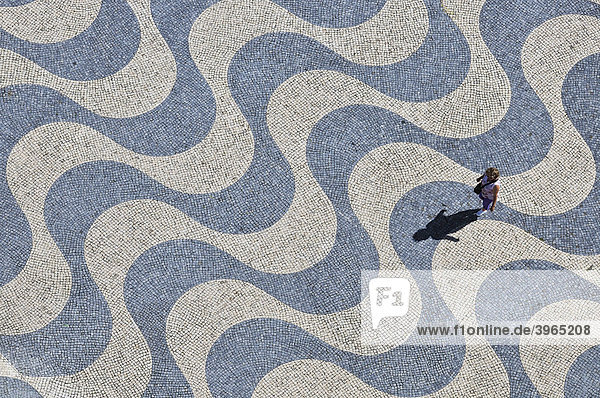Tourist überquert Kopfsteinpflaster mit wellenförmigem Muster  Belem  Lissabon  Portugal  Europa