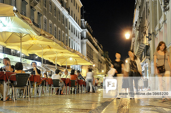 Street restaurant and tourists on Rua Augusta at night  pedestrian and shopping mile  Baixa District  Lisbon  Portugal  Europe