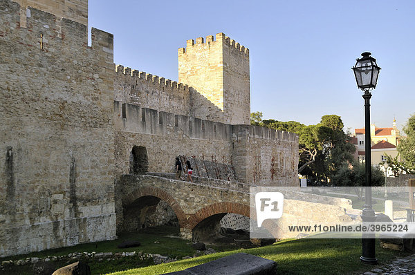 Eingangsbereich der ursprünglich maurischen Burg Castelo Sao Jorge  Lissabon  Portugal  Europa