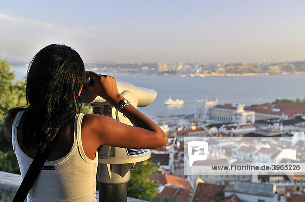 Touristin mit Fernrohr betrachtet die Altstadt von der ursprünglich maurischen Burg Castelo Sao Jorge  Lissabon  Portugal  Europa