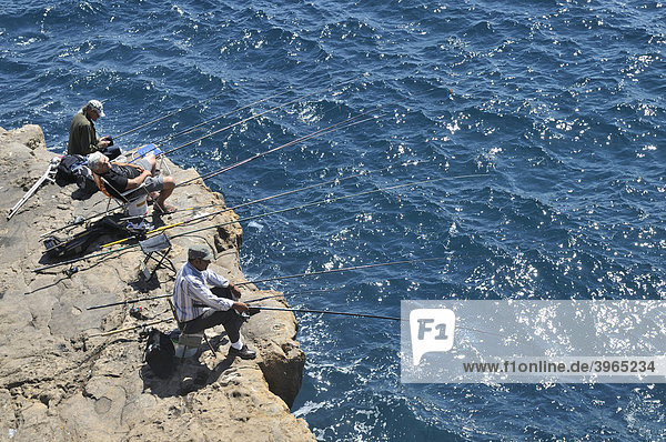 Drei Fischer an einer Steilküste  Cascais nahe Lissabon  Portugal  Europa