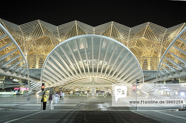 Bahnhof Gare do Oriente bei Nacht  Architekt Santiago Calatrava  auf dem Gelände des Parkes Parque das Nacoes  Schauplatz der Weltausstellung Expo 98  Lissabon  Portugal  Europa