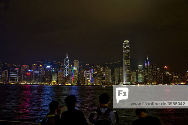 Skyline von Hongkong Island bei Nacht  Blick von der Uferpromenade in KowLoon  Hongkong  China  Asien