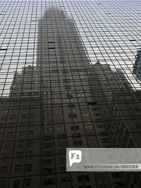 Spiegelung des Chrysler Building im gegenüberliegenden Gebäude  Manhattan  New York City  USA  Nordamerika