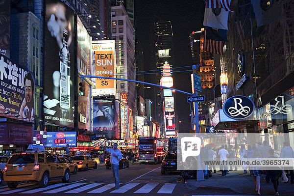 Mann sucht Taxi am abendlichen Times Square  Midtown  Manhattan  New York City  USA  Nordamerika