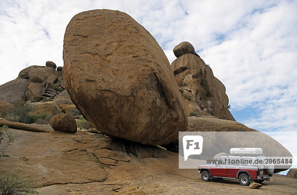Sicherer Parkplatz  Auto parkt neben Felsen  Namibia  Afrika