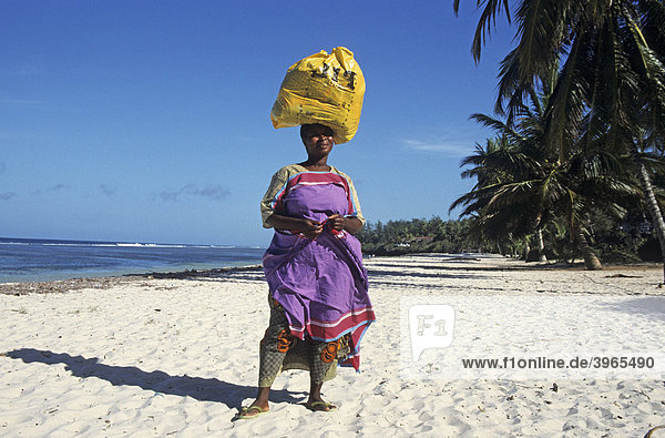Kopflastig  Frau transportiert Waren auf ihrem Kopf  Kenia  Afrika