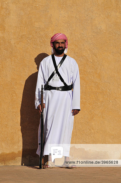 Wachmann mit Gewehr vor dem Turm des Al Ain Palace Museums  Palastmuseum  Al Ain  Abu Dhabi  Vereinigte Arabische Emirate  Arabien  Orient  Naher Osten