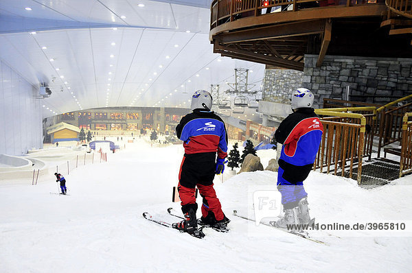 Skiers in the Ski Dubai indoor skiing hall in the Mall of the Emirates  Dubai  United Arab Emirates  Arabia  Middle East  Orient
