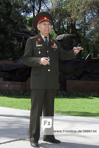 Offizier im Panfilov Park  Almaty  Kasachstan