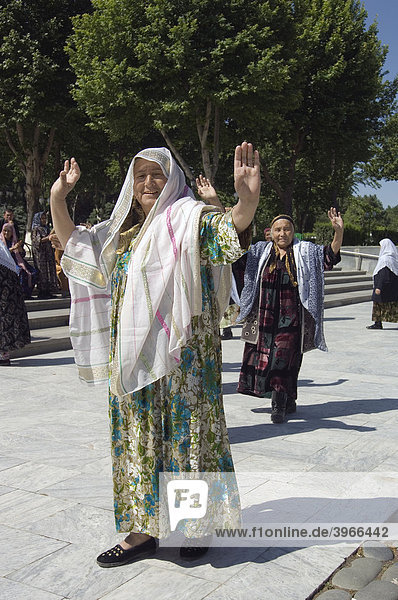 Uzbek women dancing  Samarkand  Uzbekistan