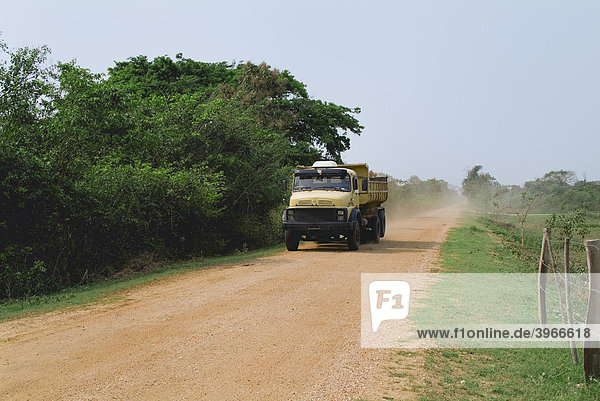 Lastwagen auf der Transpantaneira  Pantanal  UNESCO Welterbe und Biosphärenreservat  Mato Grosso  Brasilien