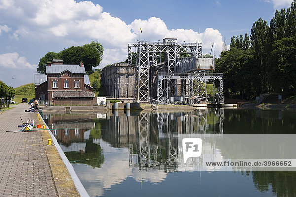 Canal du Centre  Schiffshebewerk Nummer 4  Unesco Weltkulturerbe  Thieu  Provinz Hainaut  Belgien