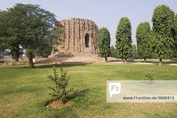 Unvollendetes Minarett  Alai Minar  Unesco Weltkulturerbe  Mehrauli Archaeological Park  Delhi  Indien