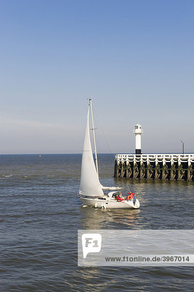 Segelboot verlässt den Hafen  Nieuwpoort  belgische Nordseeküste  Belgien  Europa