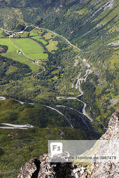 Serpentinen der Staatsstraße 63  Blick vom Dalsnibba Richtung Geiranger  Norwegen  Skandinavien  Europa