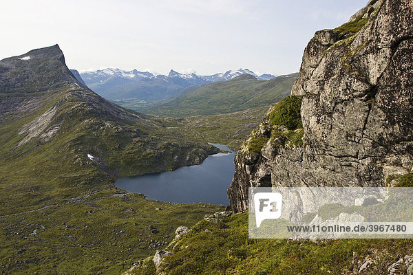 Spitze Berge  Bergsee  Felsen  Ausblick  Norwegen  Skandinavien  Europa