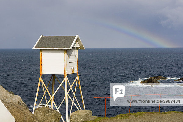 Wetterstation  Regenbogen vor der norwegischen Küste  Klippen  Vagsoy  Norwegen  Skandinavien  Europa
