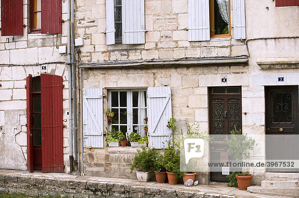 Hausfassade mit Fensterläden und Türen  Bayonne  Aquitaine  Frankreich  Europa