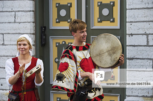 Musikanten in traditioneller Tracht  Tallinn  Estland  Baltikum