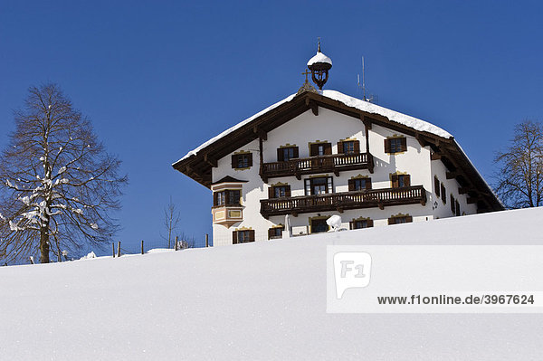 Bauernhof in winterlicher Landschaft  Achenkirch  Tirol  Österreich