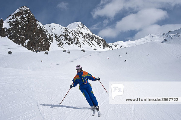 Skifahrerin mit Helm auf Piste mit Schermerspitze,  Obergurgl,  Hochgurgl,  Ötztal,  Tirol,  Österreich