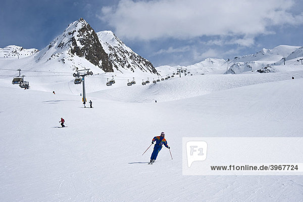 Ski run with skiers and Schermerspitze mountain  ski resort  Obergurgl  Hochgurgl  Oetztal Valley  Tyrol  Austria