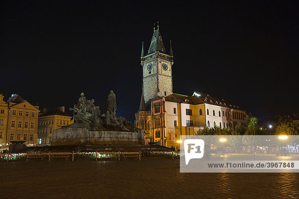 Nachtaufnahme von Altstädter Rathaus mit Jan Hus Denkmal  Prag  Tschechische Republik  Europa