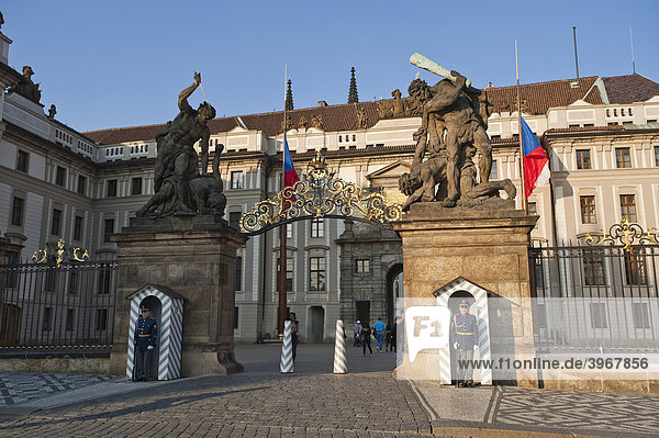 Hradschiner Platz mit Prager Burg  Prag  Tschechien  Europa