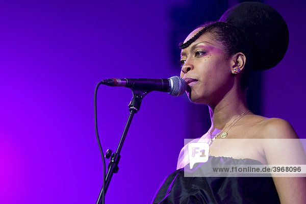 Die US Soul Diva Erykah Badu live und exlusiv in der Deutschschweiz beim Blue Balls Festival im KKL Luzern  Schweiz