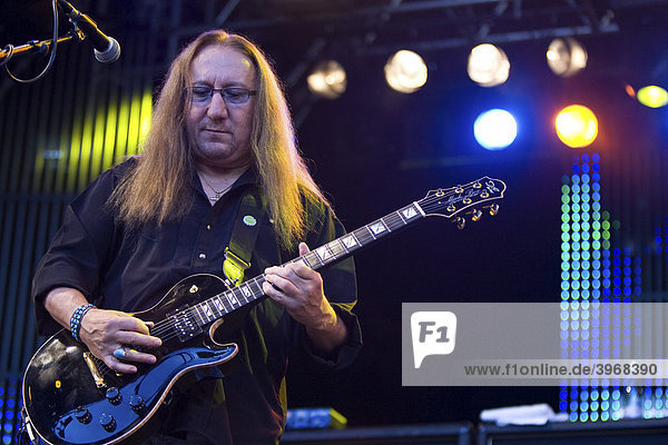 Gitarrist Mick Box von der britischen Rockband Uriah Heep live beim A Magic Night Of Rock Open Air auf dem Heitere in Zofingen  Schweiz