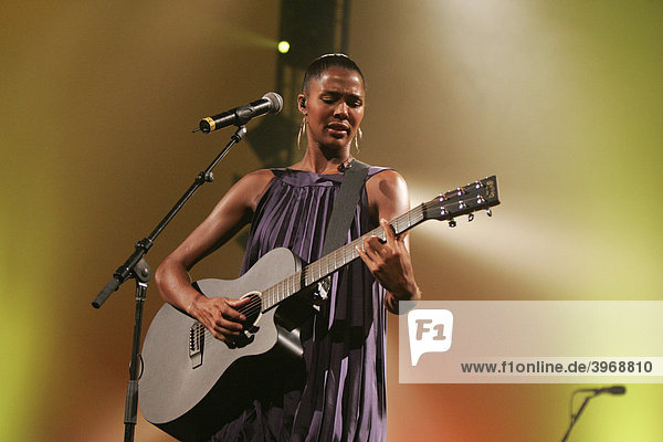 Ayo ist eine in Deutschland geborene Soul-Sängerin  hier live beim Blue Balls Festival im Konzertsaal des KKL Luzern  Schweiz