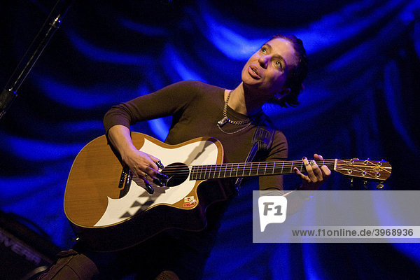 Die US-Songwriterin  Gitarristin und Sängerin Ani DiFranco live im Luzerner Saal des KKL Luzern  Schweiz